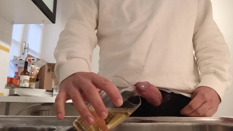 Kinky Guy: Pissing in a Glass