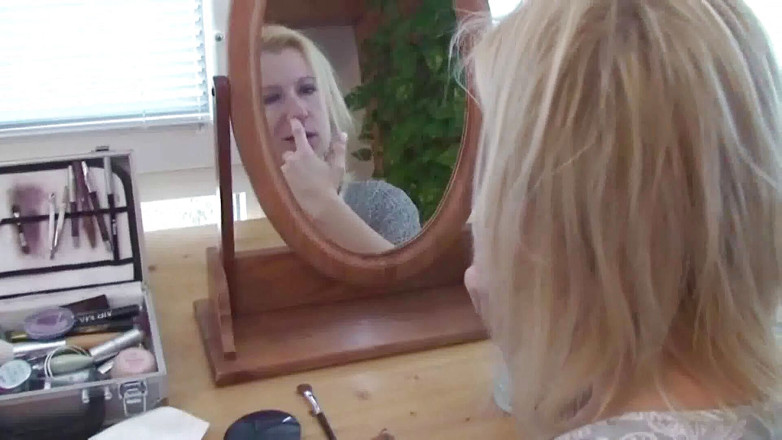 Femdom Austria: Make up dan bersihin muka