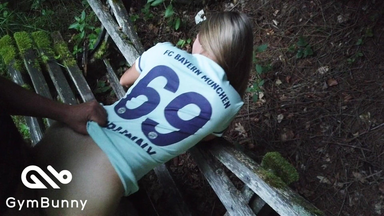 Gymbunny: Congés à domicile exploités - Creampie Geiler au bord de la forêt