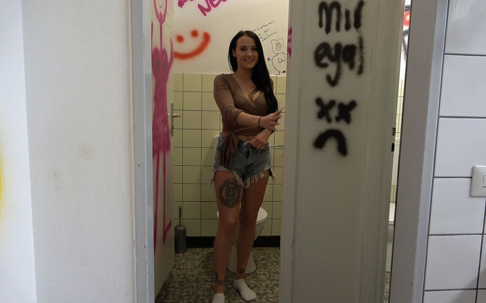 German Fuck Girls: Incrível! Masturbando-se No Banheiro Da Estação!