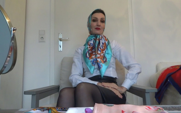 Lady Victoria Valente: skarph ke roop men pahne ge ne saatan skarph - saphed...