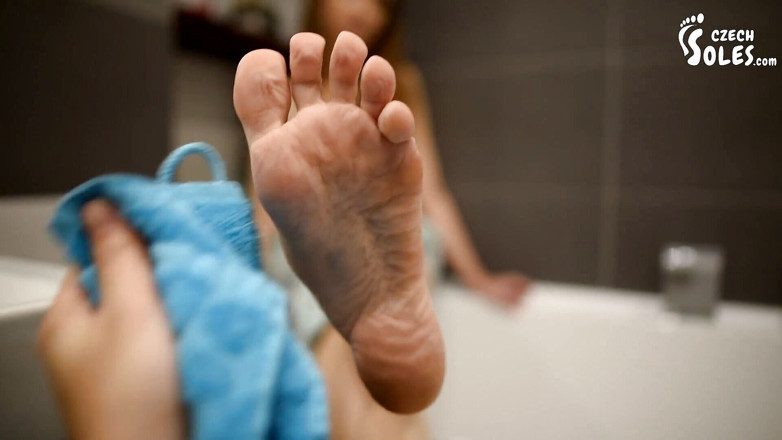 Czech Soles - foot fetish content: Ses pieds fatigués au lit