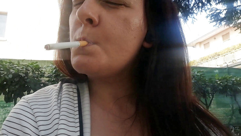 Nicoletta Embassi: Sexy fumando un jardín