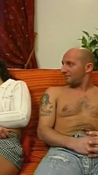 Le beau pays de la demi-sœur pute - film complet - porno italien classique restauré en HD