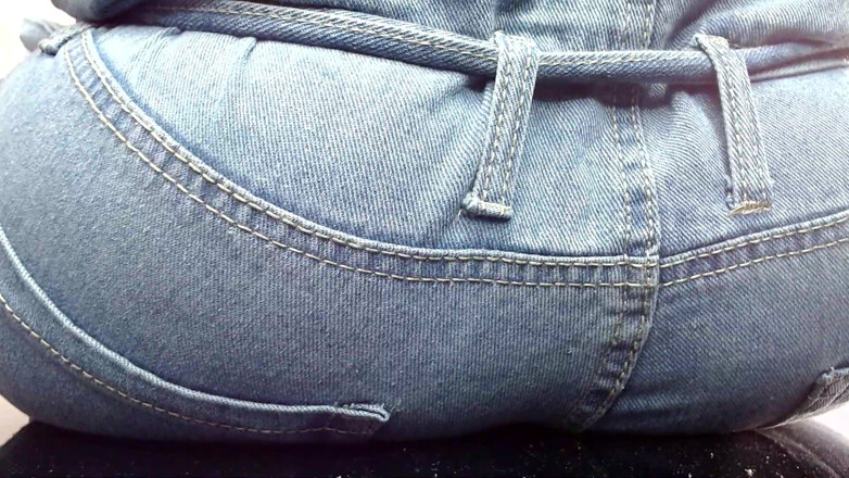Maeling: Călcată în Blugi și Cur Denim