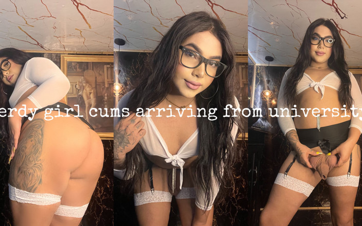 JessieRoss: Gadis Kutu Buku Melengkung Dengan Kacamatanya Datang Dari Perguruan Tinggi