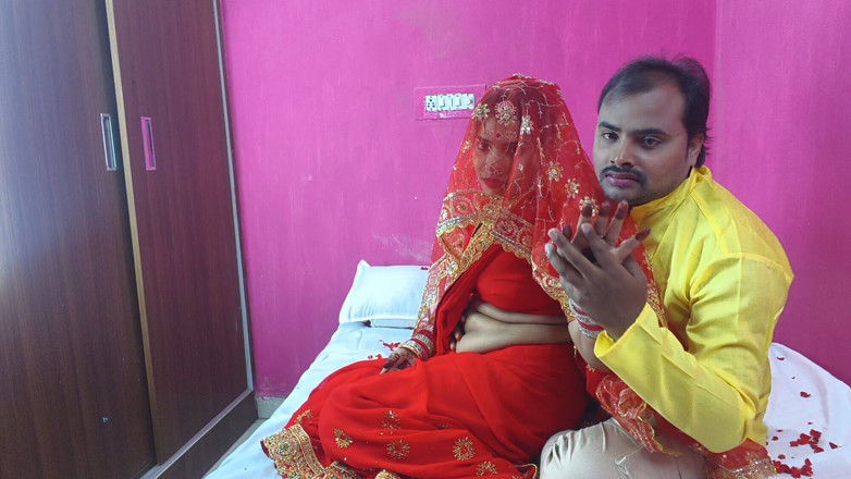 Sona bhabhi: Pas getrouwde Indische eerste nacht seks en romantiek video, borsten...