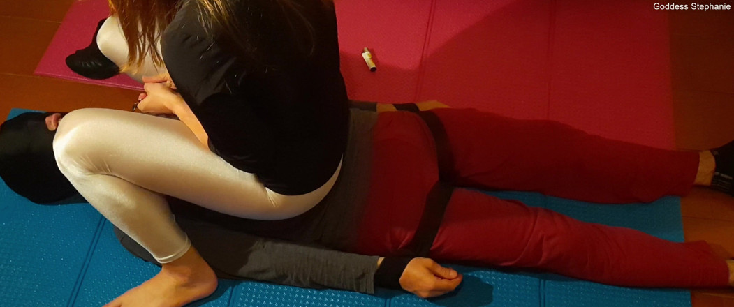 goddess82: Je m’assoit confortablement sur ton ventre pendant que je fume !