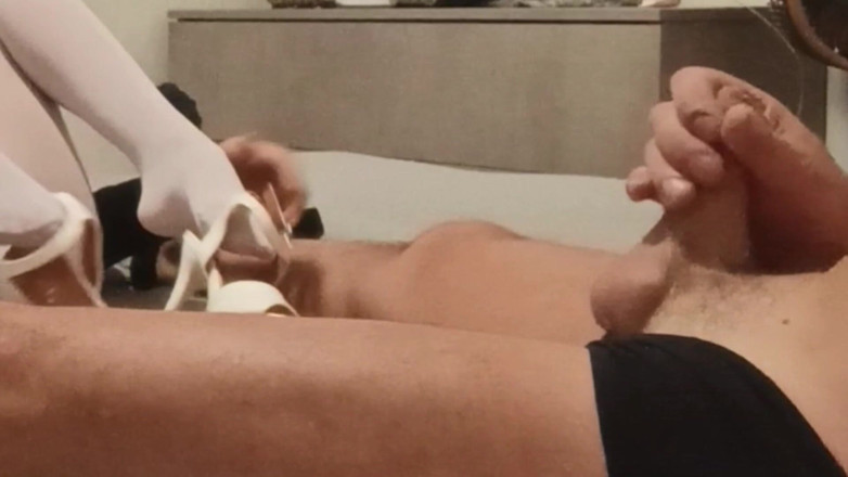 LauraOnHeels: MILF dalam seluar dalam dan tumit memberikan footjob
