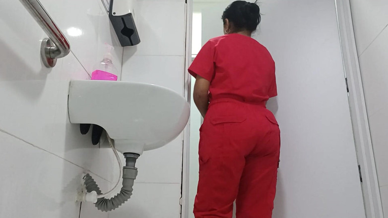 kelsyStar: Krankenschwester mit dickem im büro-badezimmer aufgenommen
