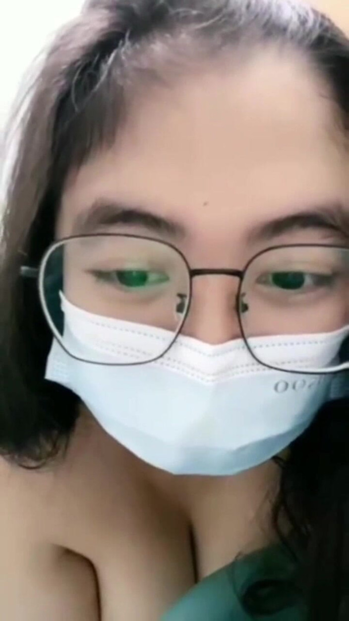 Chinita Wife: 19-летняя симпатичная и хорошенькая тинка показывает ее тугую киску