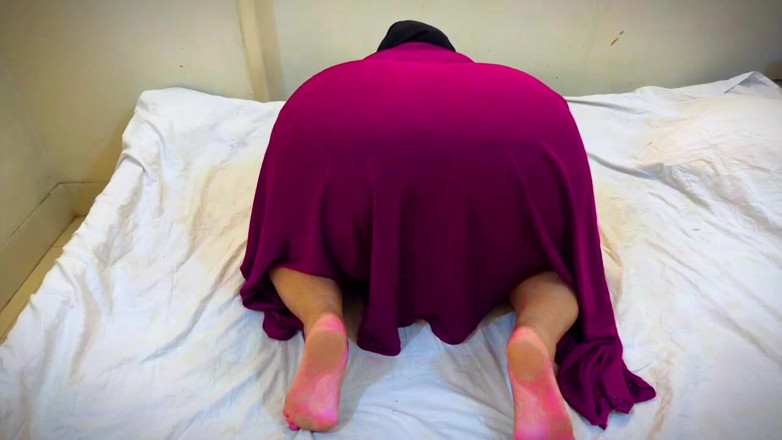 Your Boy's Cum: Lübnanlı ateşli hizmetçi yatağımı dinlendiriyor ve büyük götünü kabarık götlü...