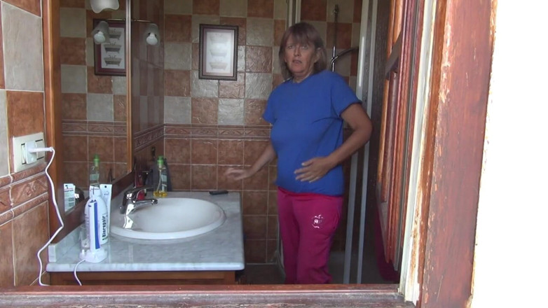 Abby Roberts: Oh pas qui attrapait dans ma salle de bain