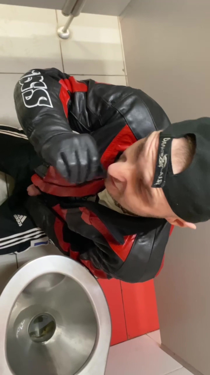 KinkySirius: Kinkysirius in costume da Chav Scally succhia da un orso...