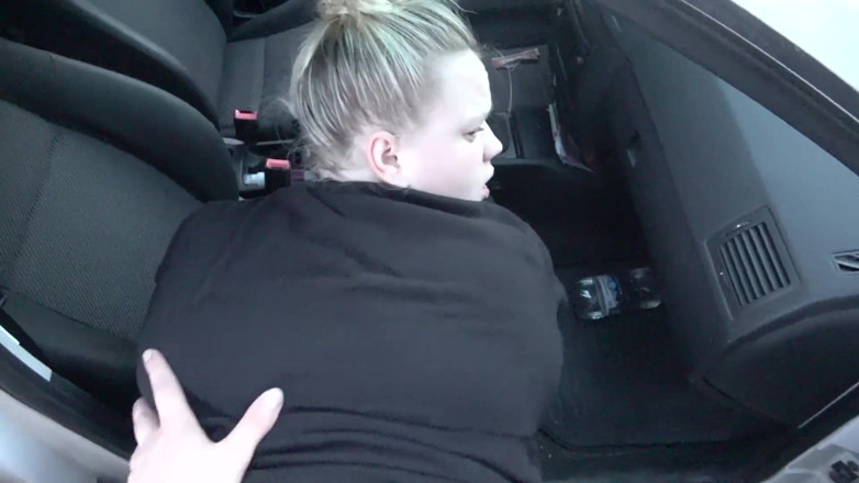 Bootyass Girl: 車の中で太ったお尻の白い女の子とのセックス