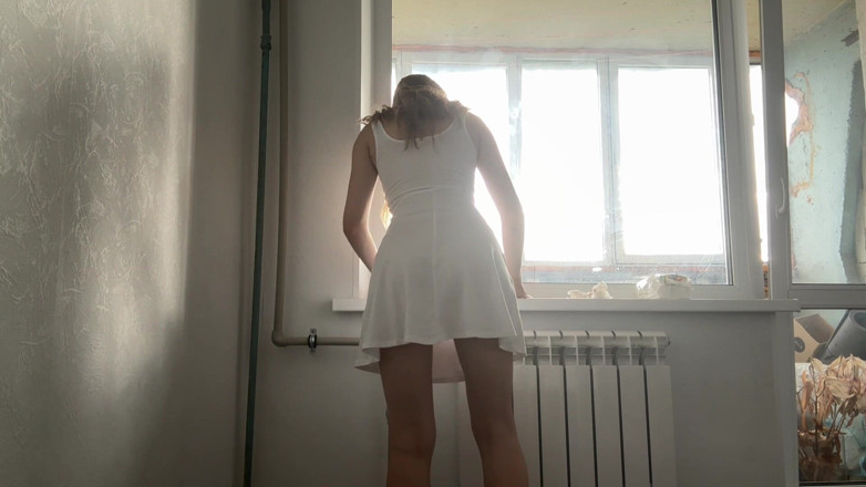 Skinny_lady69: Limpiando con un vestido corto