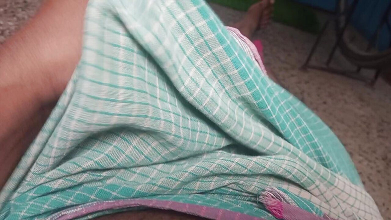 Indoor ally: La chatte de bhabhi a l’air sexy dans son sari...