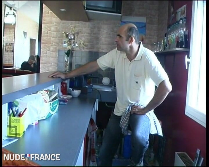 La France a Poil: Rosa kepergok kayak pelacur di bangku bar