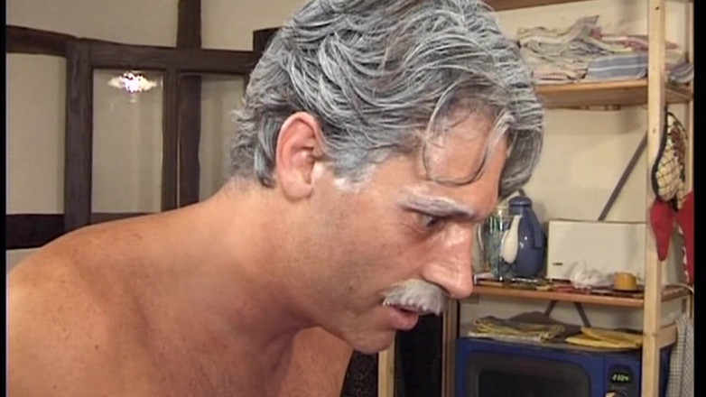 THAGSON 18+: Une MILF mature squirte sauvagement sur le visage d’un vieux...