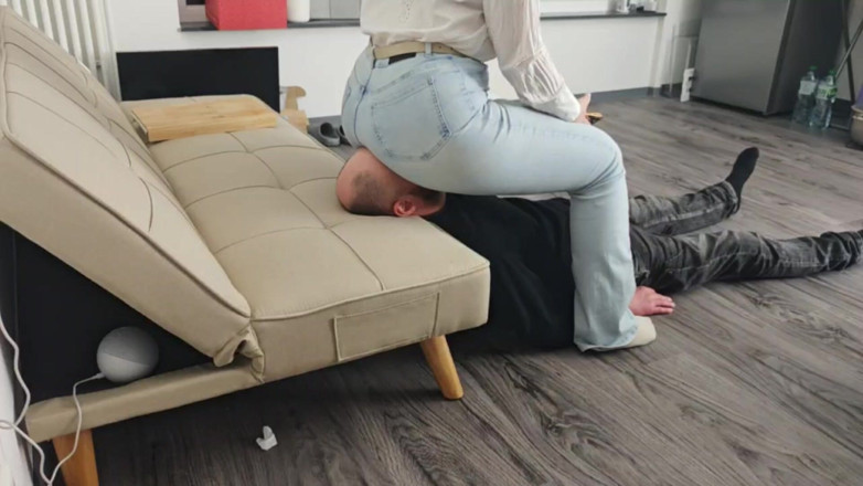 Lizzy Crush: Grote Jeans Booty Facesitting - Geen Ontsnappen