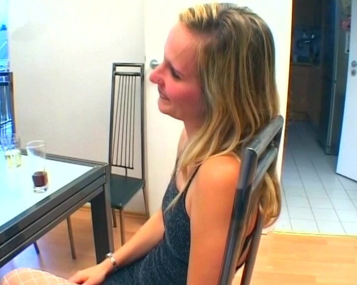 German's Young Babes: Cum äta blondie visar sin fitta på casting