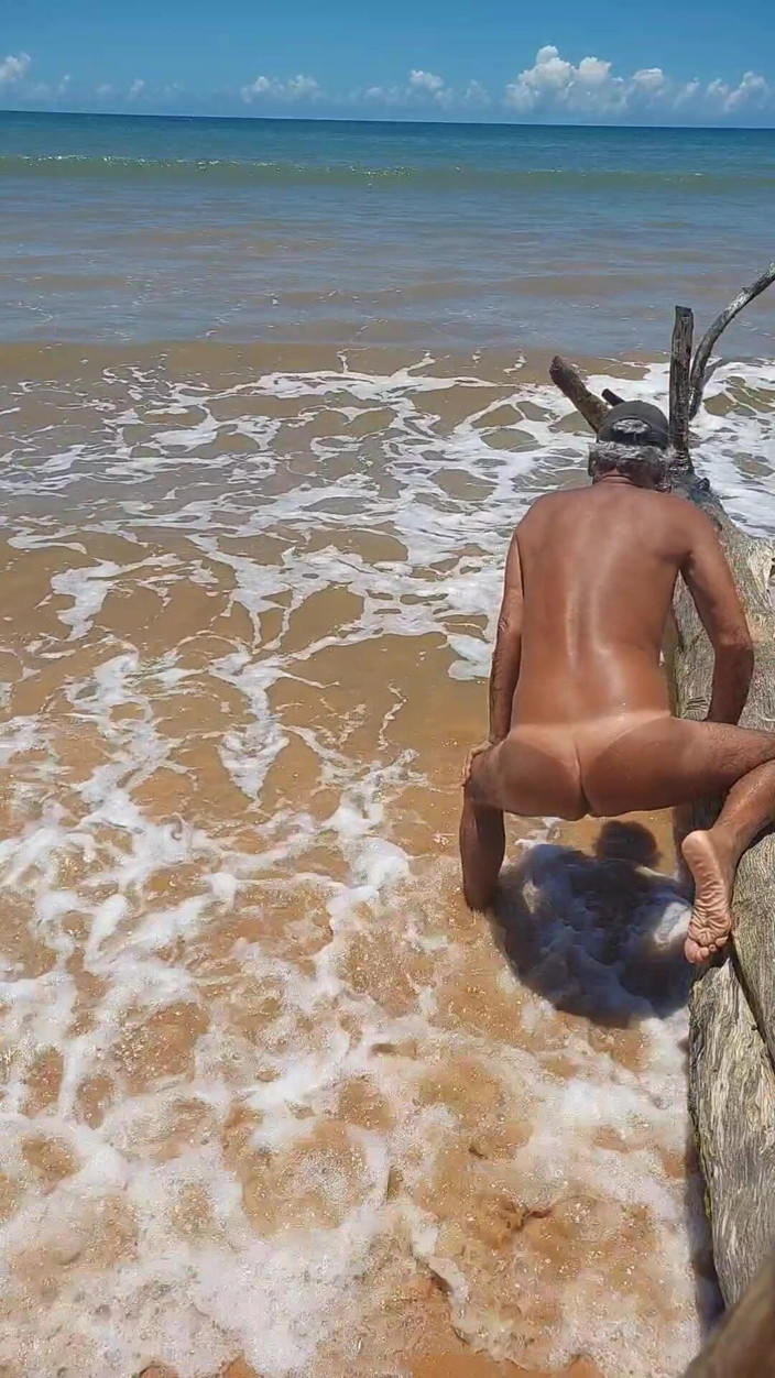 Ladysilvas: Ladysilva pelada na praia exibindo sua bunda gostosa bronzeada com...