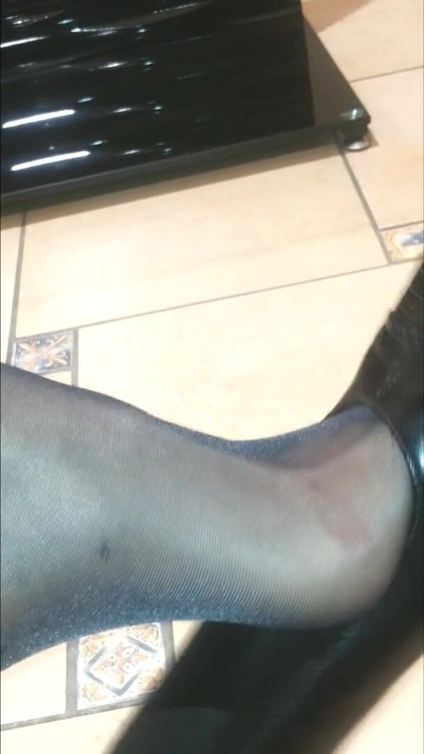 Nyllady: Cewek nyllady lagi asik main sepatu dan goyang-goyang di toko...
