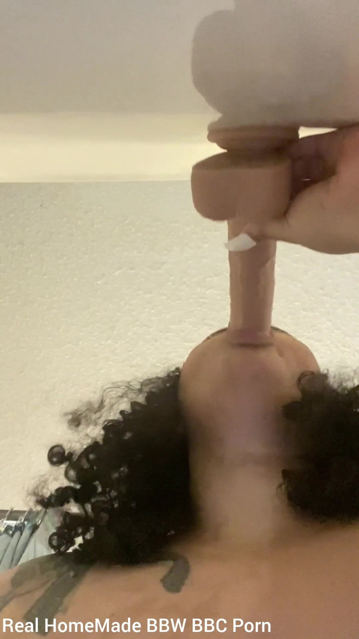 Super sexy ebony cuties: Obciąganie ćwiczyć głębokie gardło 10-calowy dildo