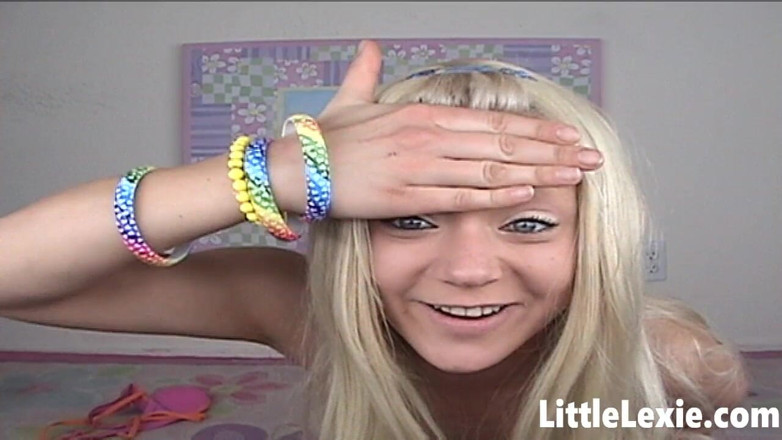 Little Lexie: Bạn muốn giúp tôi thủ dâm trực tiếp âm hộ tuổi...