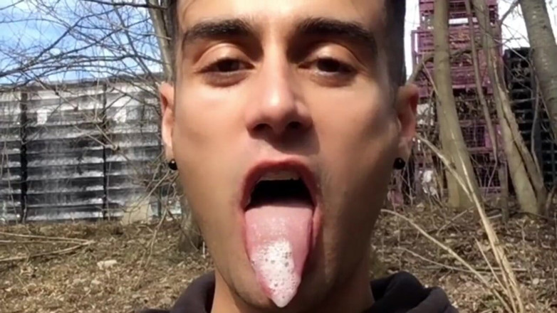 Idmir Sugary: Açık havada kendi dölünü çiğneme ve yutma