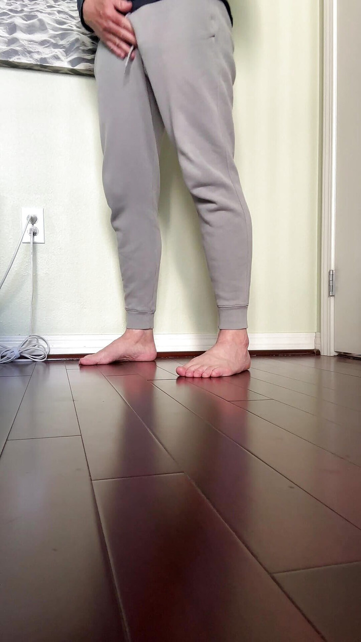 Barefoot Blake: Показ ніг, члена, яєць і дупи