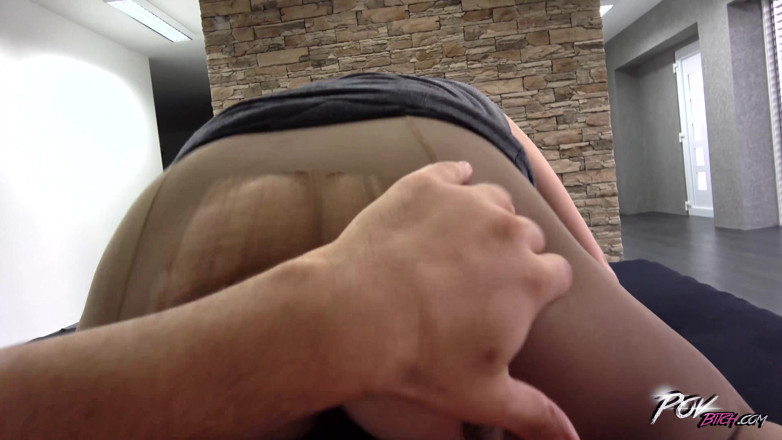 POV Bitch: La ragazza in collant aprirà le gambe per sedersi su...