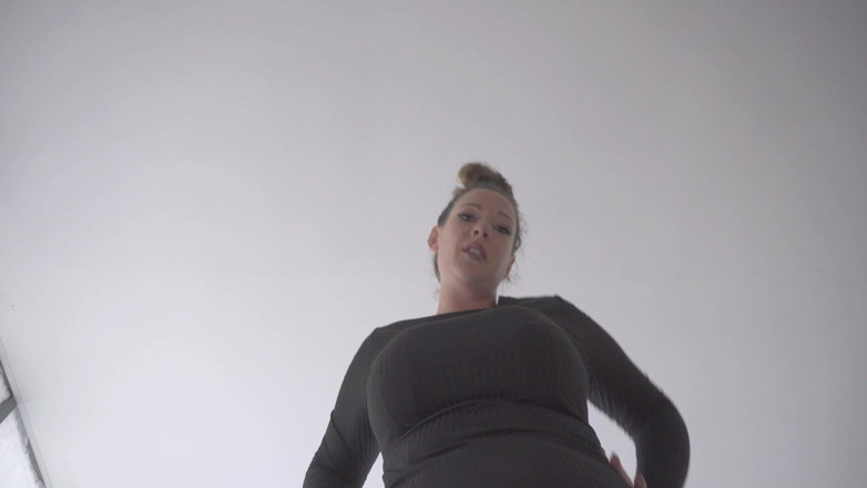 Sasha Curves: La sorellastra gigantessa trova il tuo nascondino