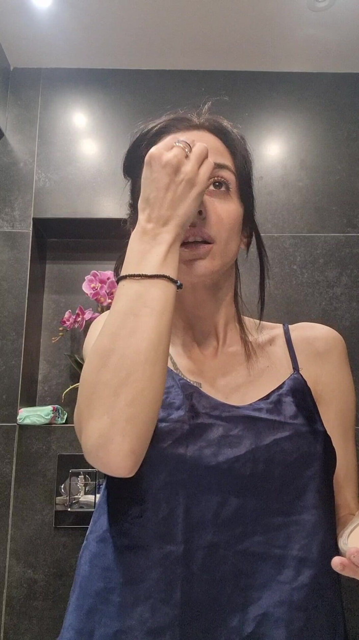 silicone_brunette: Face Fetish - make-up-tutorial