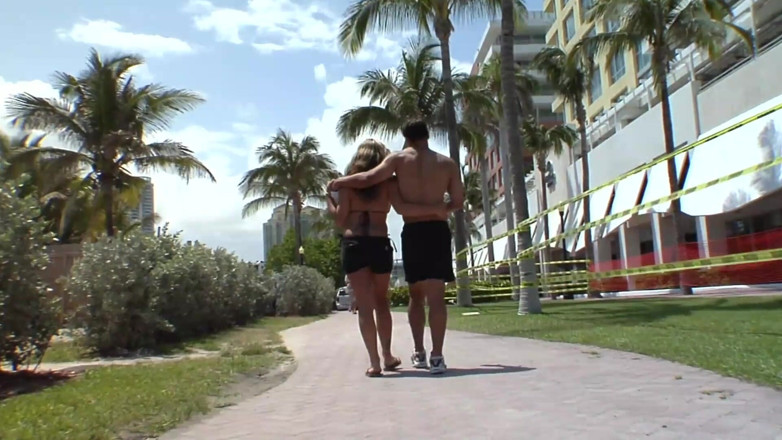 Milf in Love: Брудна мамка на святі отримує трах від молодого члена