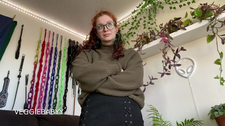 Veggiebabyy: Öğretmen göt deliği koklama ve 31 talimatıyla seni cezalandırıyor