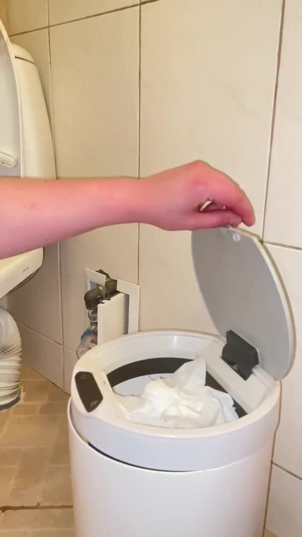 Elena917: Pisse et nettoyage des toilettes avec ma langue