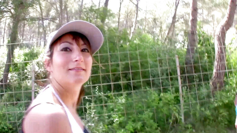 Amaspain: Mädchen im wald wartet gespannt auf das sperma ihrer partnerin