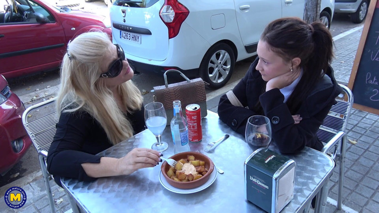 Mature NL: 서로 사랑하는 발정난 레즈 두 명