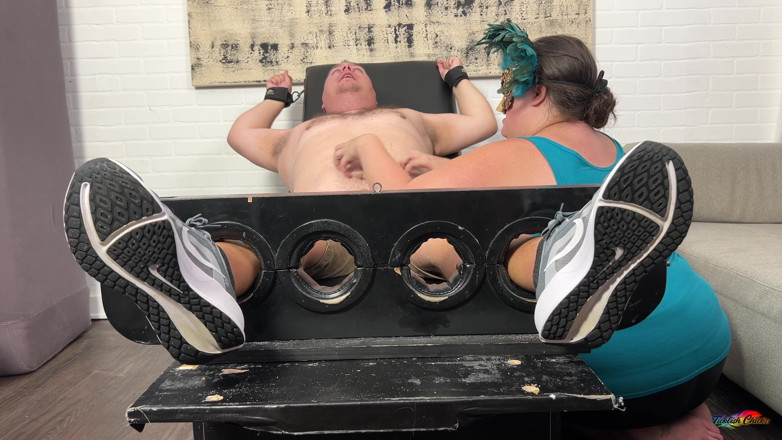 Ticklish Chicks: Cassie Page Kembali Jadi Matt