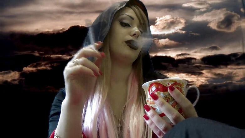 Goddess Misha Goldy: Evil Giantess vampire fera un peu plus de trous dans...