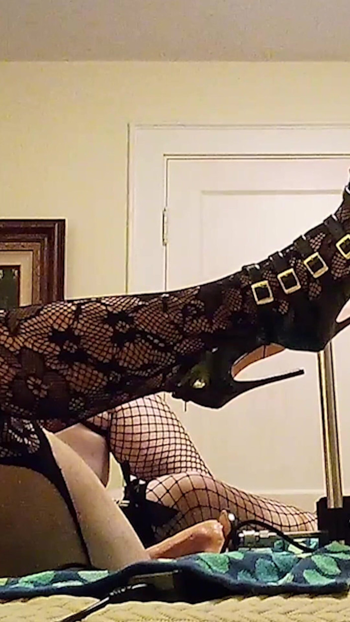 Sissy Bailey Wilde: Кроссдрессеры и машина для траха - подборка 4