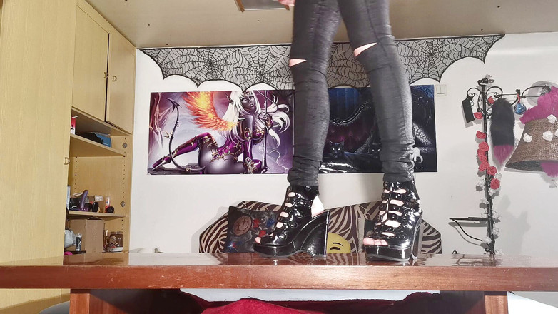 Beth Kinky: Berjalan di platform saya Sandal - Beth Kinky
