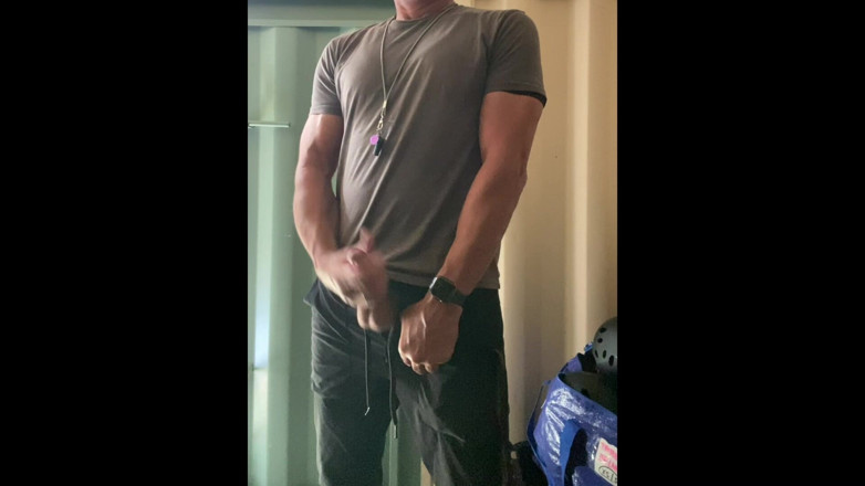 JockDad87: Jockdad87 schiet een lading sperma over de kast van de...