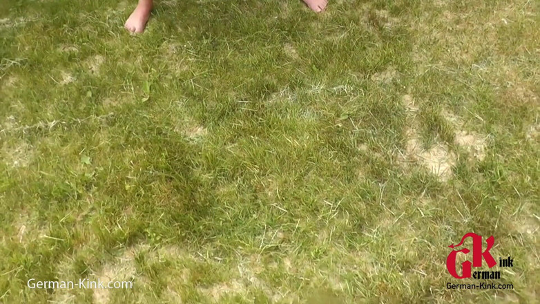 German Kink: Sesión de meando al aire libre y chupando al aire...