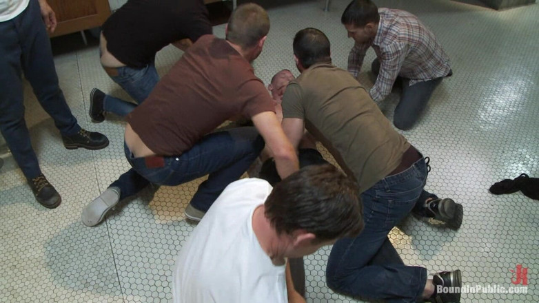 Bound in public: Gusti dikongkek gangbang oleh orang ramai miang di tandas awam...