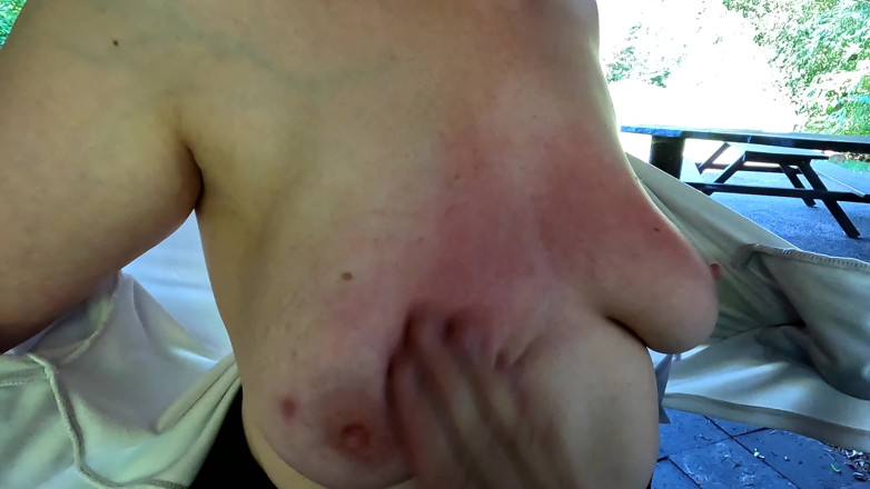 Bouncy Tits Action: Peitos vermelhos e inchados no Public Bbq Place