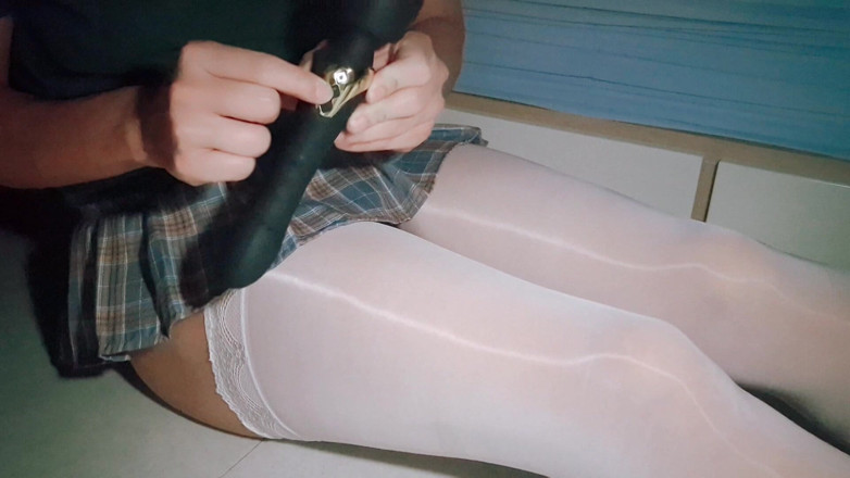 Harinni: Рядом с кроватью моей сводной сестры! Chastity cage мастурбирует вибратором в шлюховатой микроюбке и белых кружевах в чулках