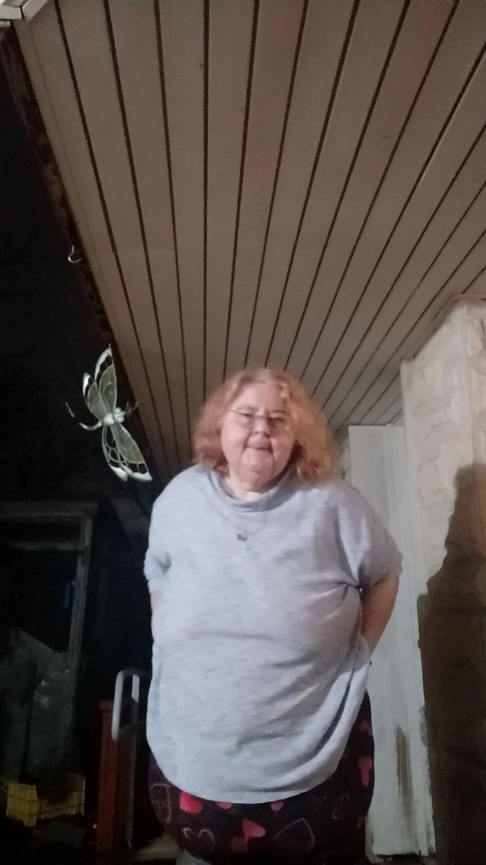BBW nurse Vicki adventures with friends: 看護師ヴィッキーはパティオで夜に横におしっこをしますああ、いいえ