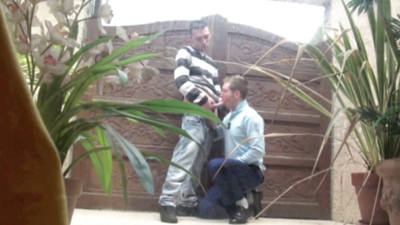 Gaybareback: pulis aadmi baahar land choosta hai